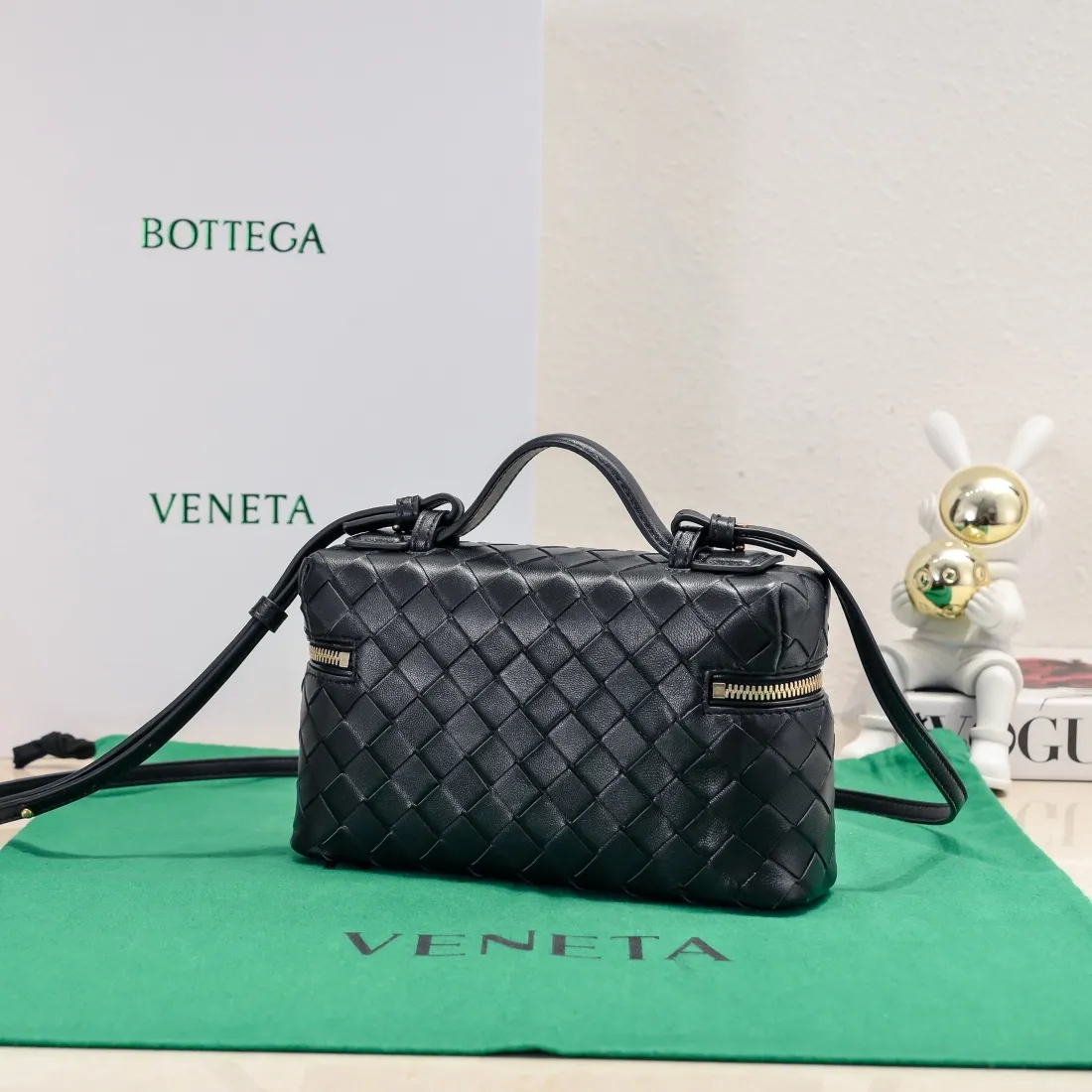 Batch 1360 Bottega Veneta 24 spring and summer woven zipper crossbody bag. A crossbody bag that can be used as a cosmetic bag. The exquisite weaving and compact body are an indispensable accessory for the upcoming summer. The double zipper also better protects the bag. It has a large capacity. If you like it, don’t miss it. Style number: 9109 Size: 22*12.5*5cm